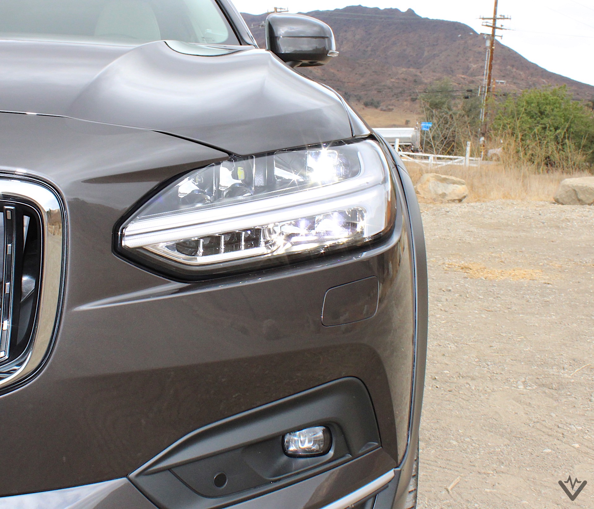 2022 Volvo V90 B6 Cross Country headlight 01