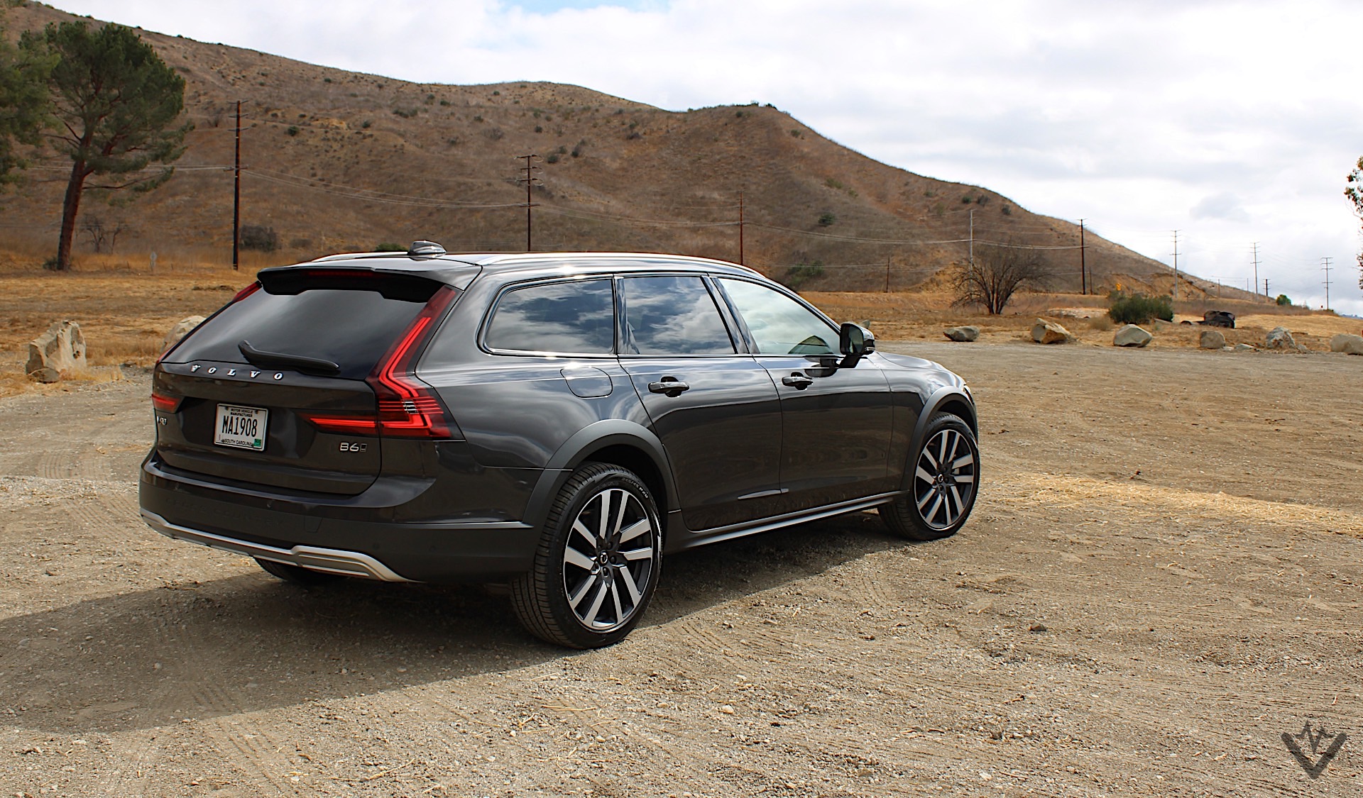 2022 Volvo V90 B6 Cross Country rear three quarters 01