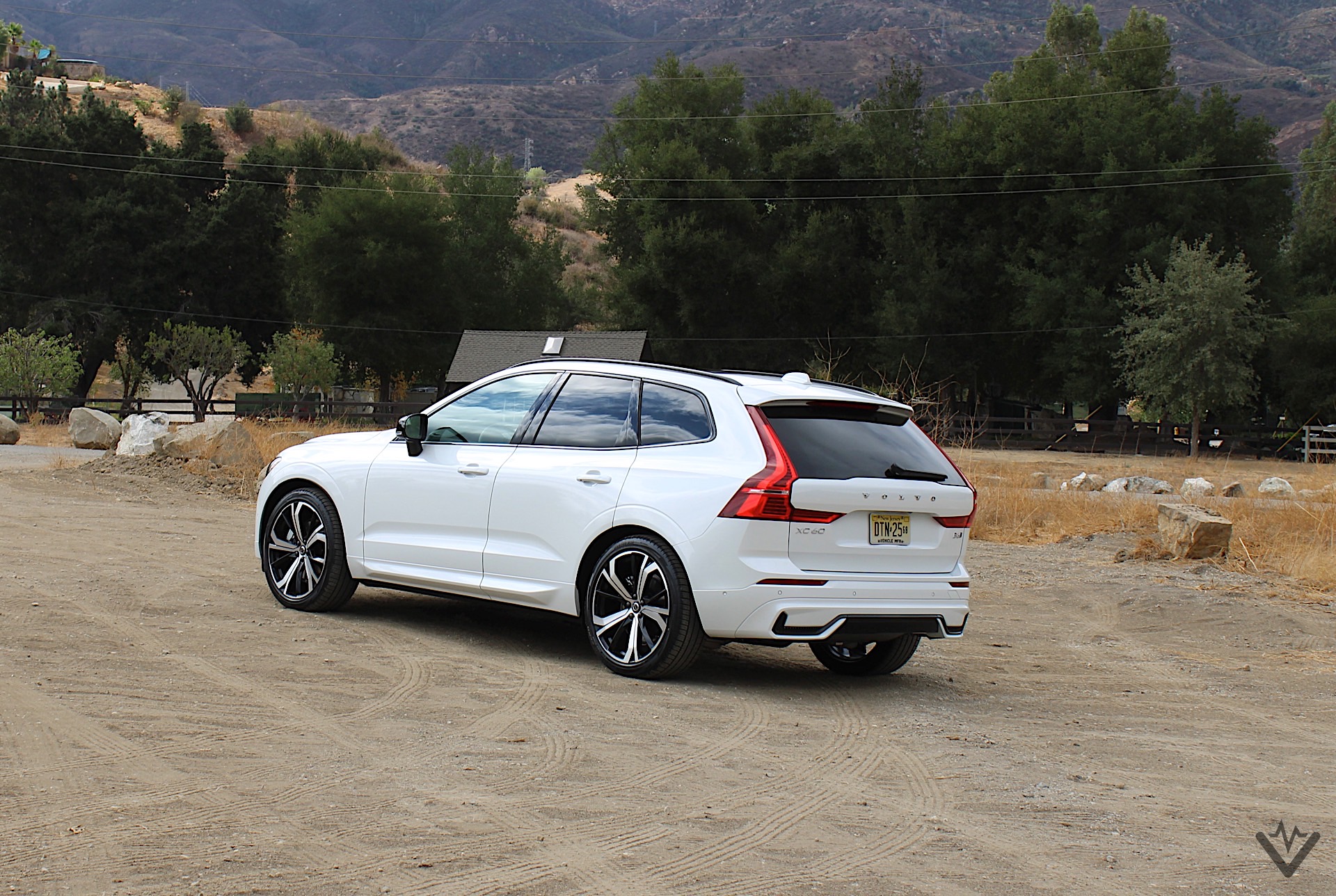 2022 Volvo XC60 B6 R Design rear three quarters 01