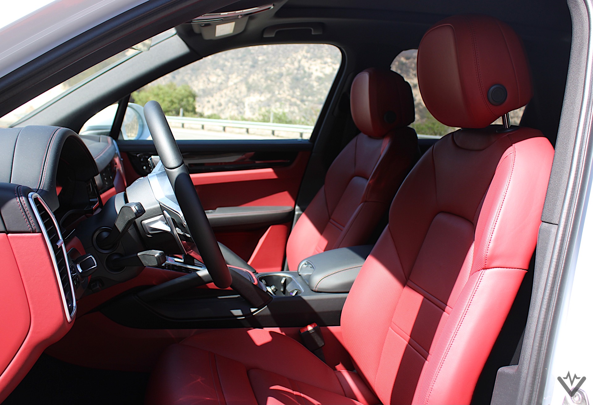 2021 Porsche Cayenne E Hybrid front seats 01