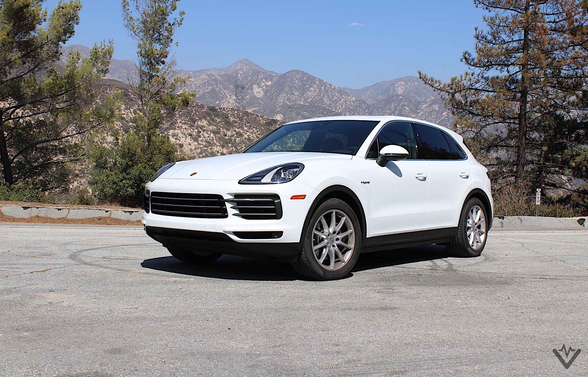 2021 Porsche Cayenne E Hybrid front three quarters 05