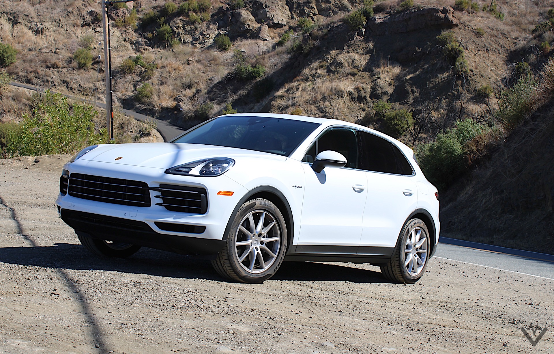 2021 Porsche Cayenne E Hybrid front three quarters 11