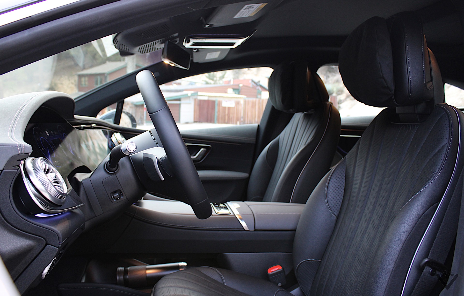 2022 Mercedes Benz EQS 450 front seats 01