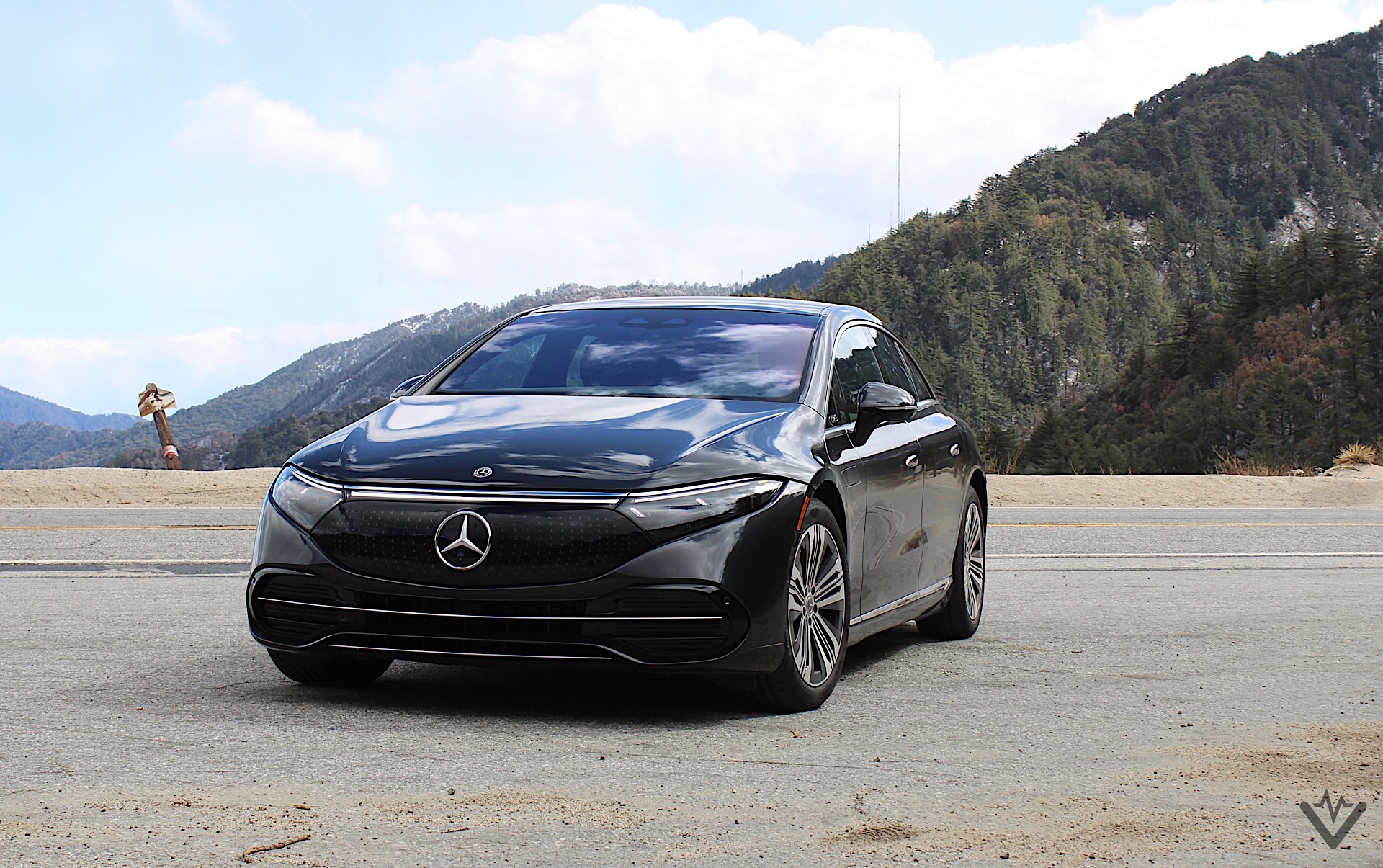 2022 Mercedes Benz EQS 450 front three quarters 05