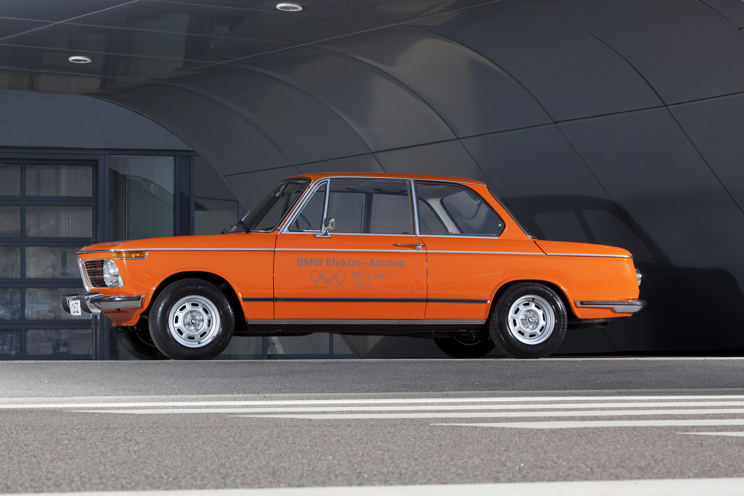 P90108475 highRes bmw 1602 electric 12