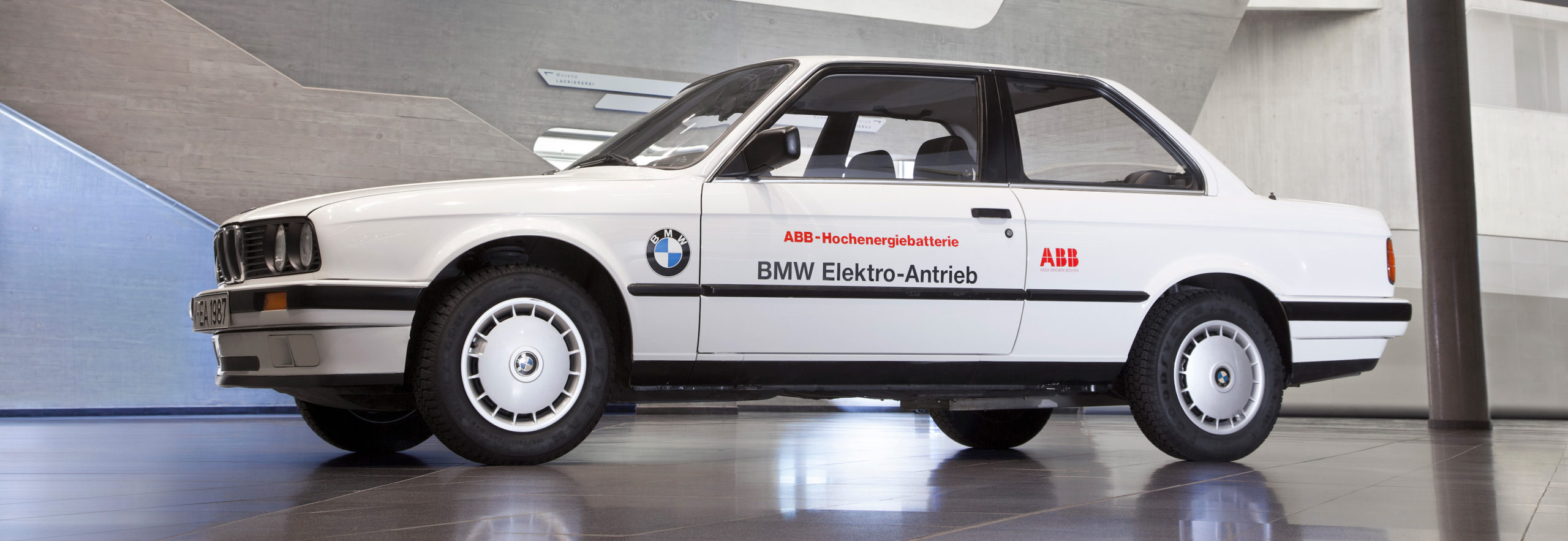P90108493 highRes bmw 325ix electric12
